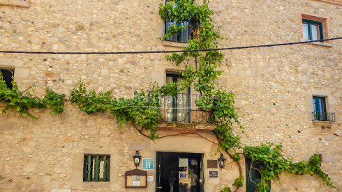 Casa senyorial del S.XVII convertida en hotel en venda a l'Alt Empordà