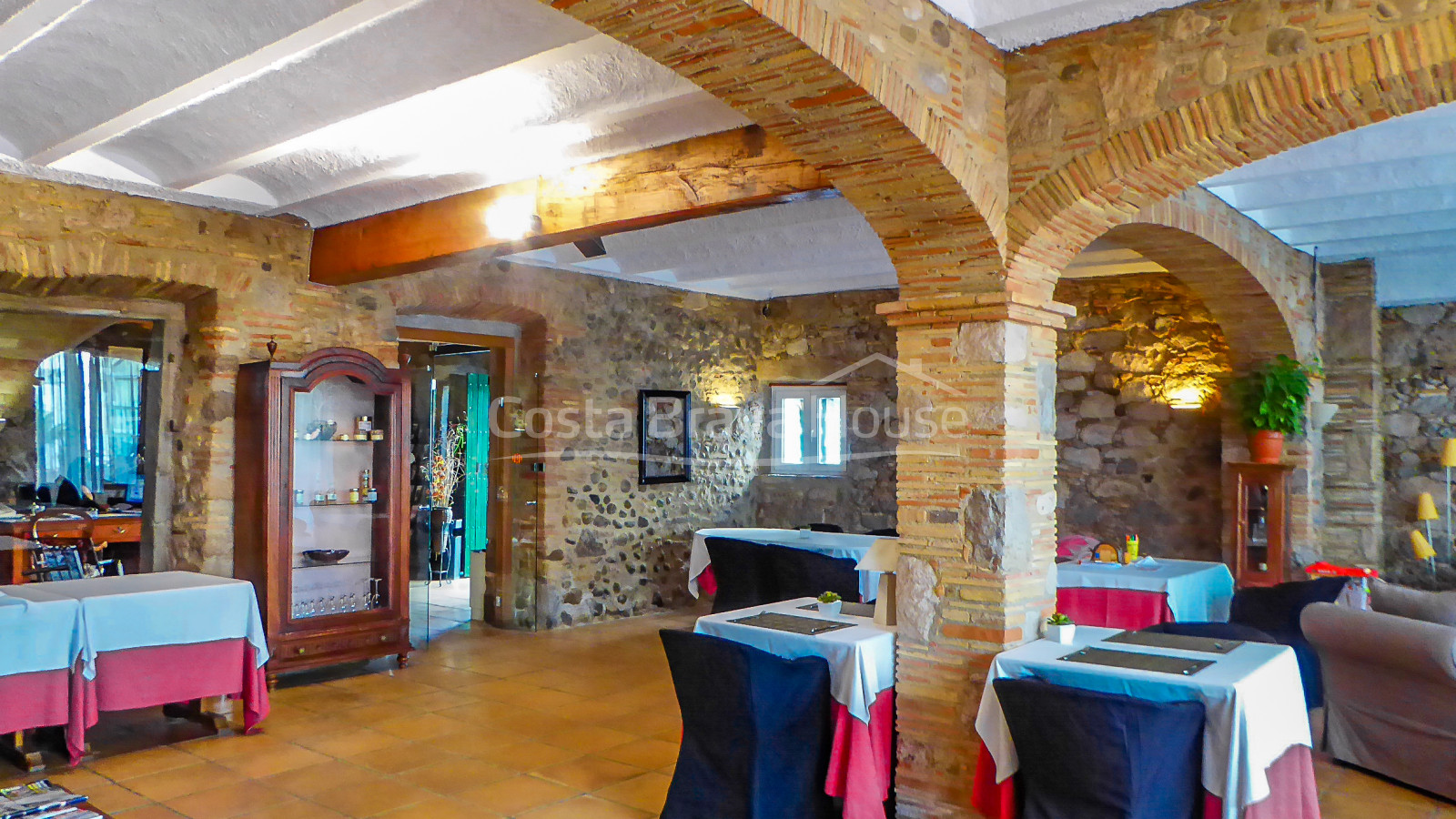Casa señorial del S.XVII reconvertida en hotel en venta en Alt Empordà