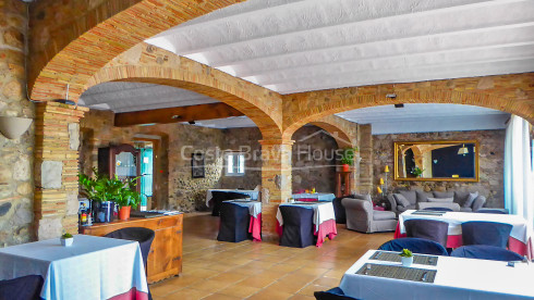 Casa señorial del S.XVII reconvertida en hotel en venta en Alt Empordà