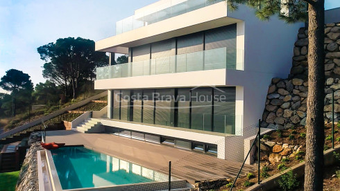 Luxueus nieuwbouwhuis te koop in Begur