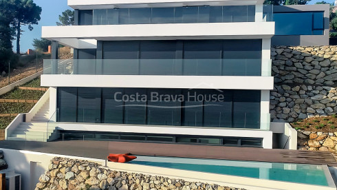 Moderna casa de alto standing de nueva construcción en venta en Begur