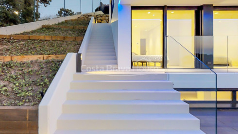 Moderna casa de alto standing de nueva construcción en venta en Begur