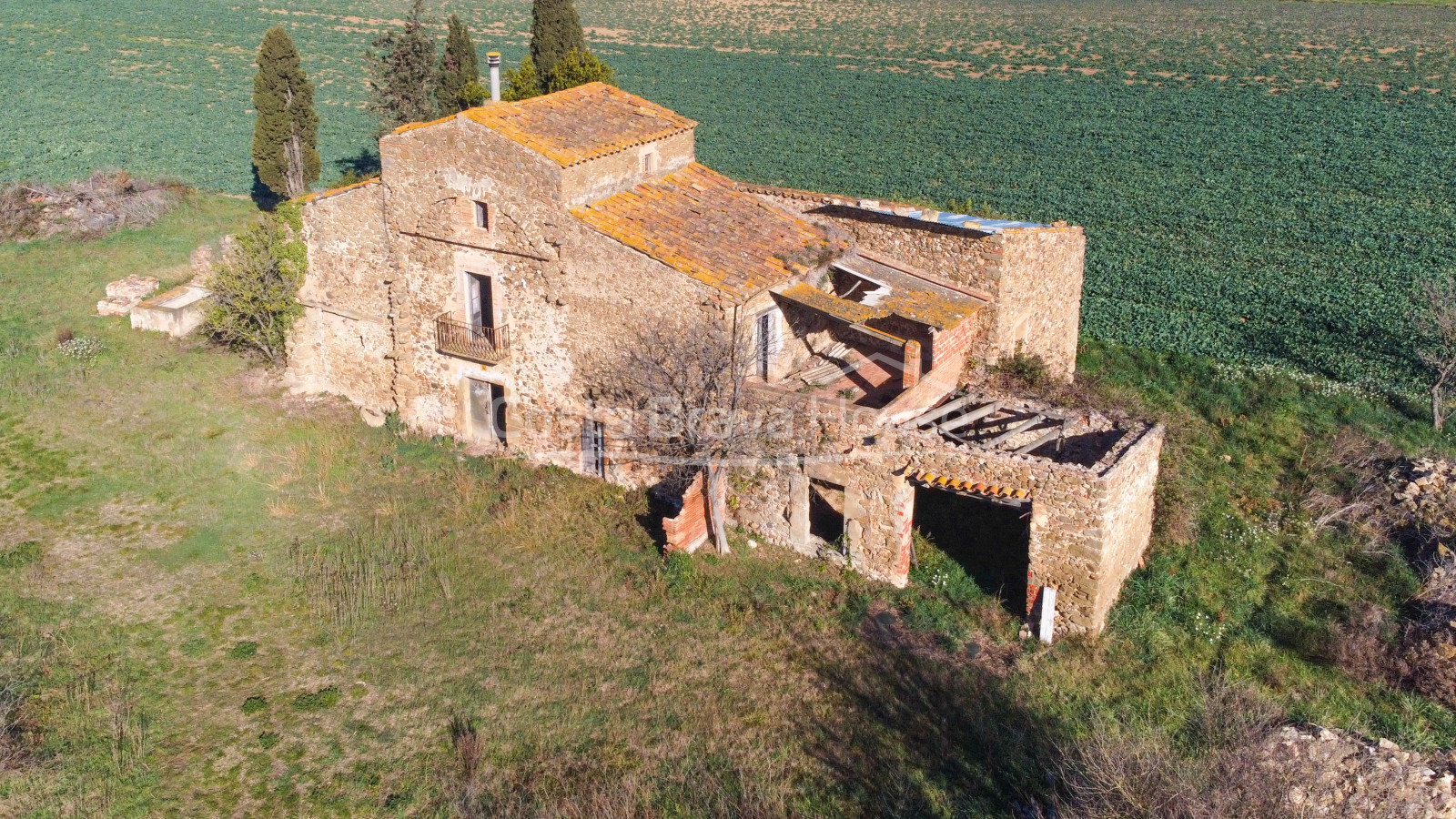 Catalan country house to refurbish for sale in Corçà, with 37.000 m² of land