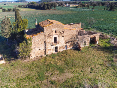 Masia catalana a reformar en venda a Corçà, amb 37.000 m² de terreny