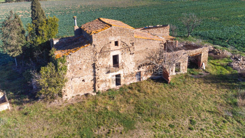 Catalan country house to refurbish for sale in Corçà, with 37.000 m² of land