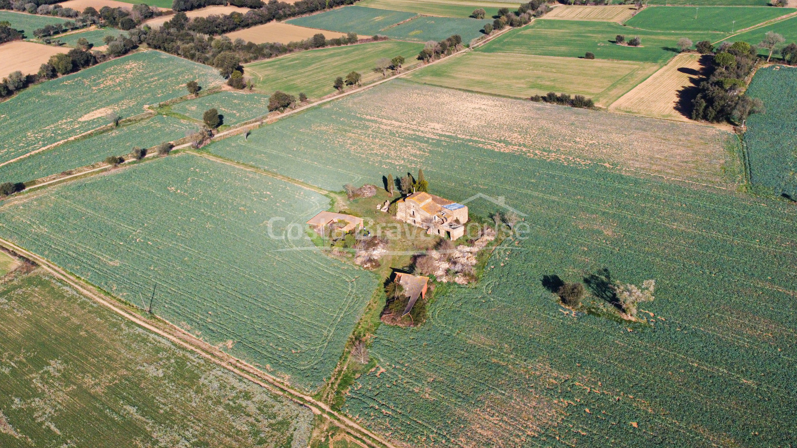 Masía catalana a reformar en venta en Corçà, con 37.000 m² de terreno