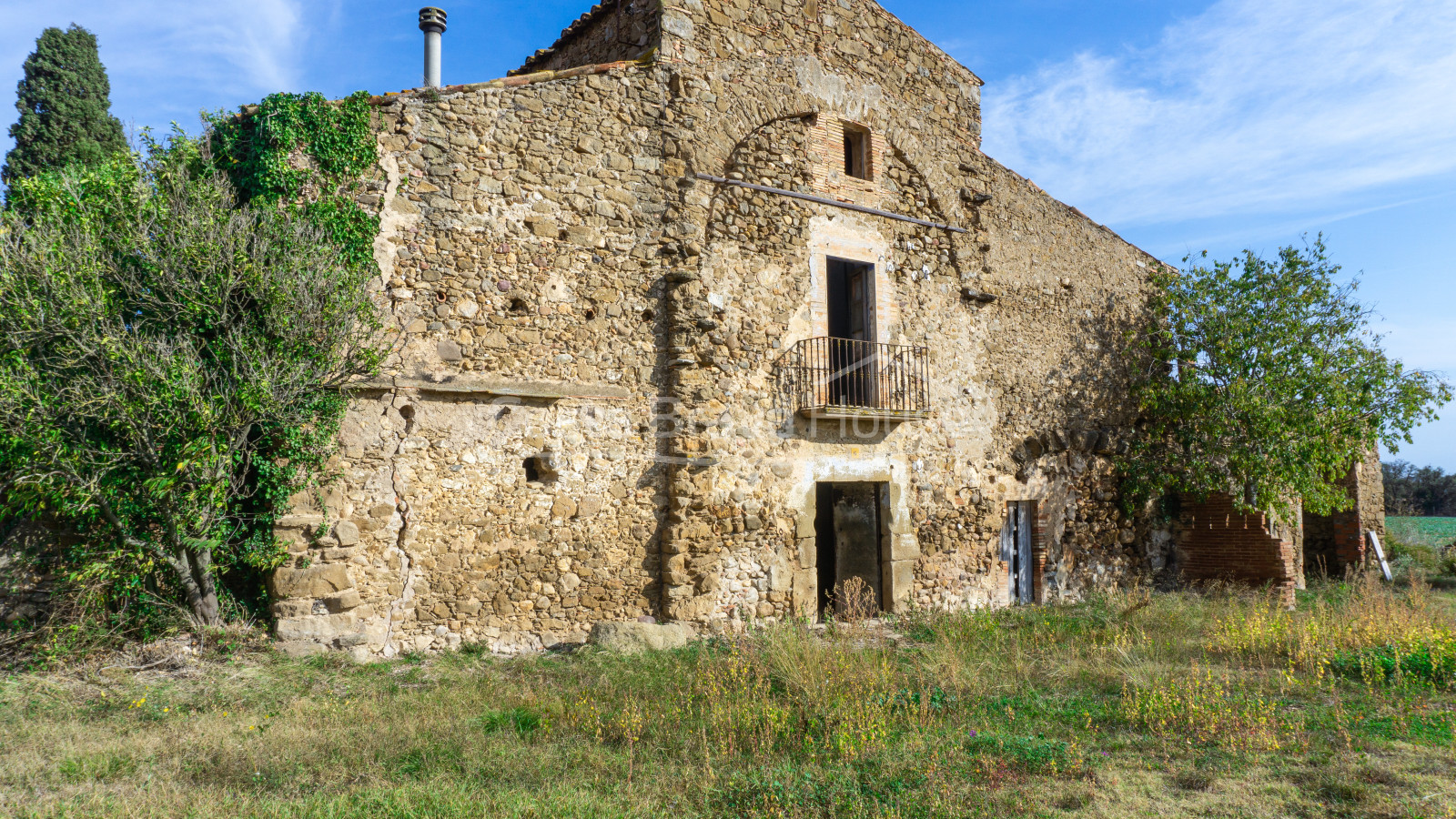 Catalan country house to refurbish for sale in Corçà, with 37.000 m² of land