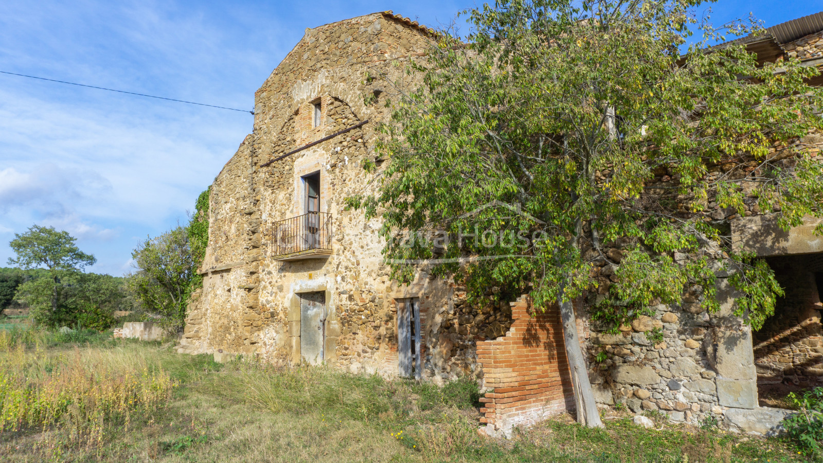 Masia catalana a reformar en venda a Corçà, amb 37.000 m² de terreny