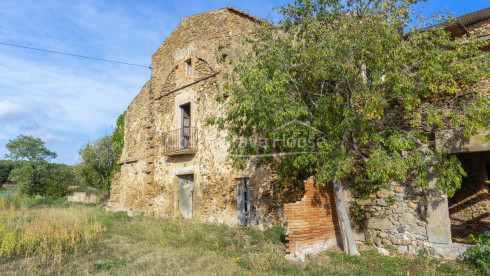 Catalan country house to refurbish for sale in Corçà, with 37.000 m² of land