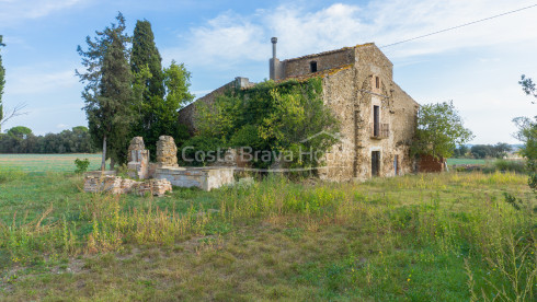 Masia catalana a reformar en venda a Corçà, amb 37.000 m² de terreny