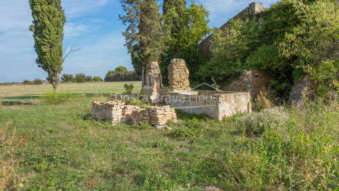 Catalan country house to refurbish for sale in Corçà, with 37.000 m² of land