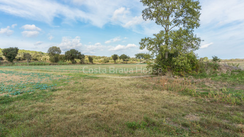 Masia catalana a reformar en venda a Corçà, amb 37.000 m² de terreny
