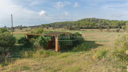 Masia catalana a reformar en venda a Corçà, amb 37.000 m² de terreny