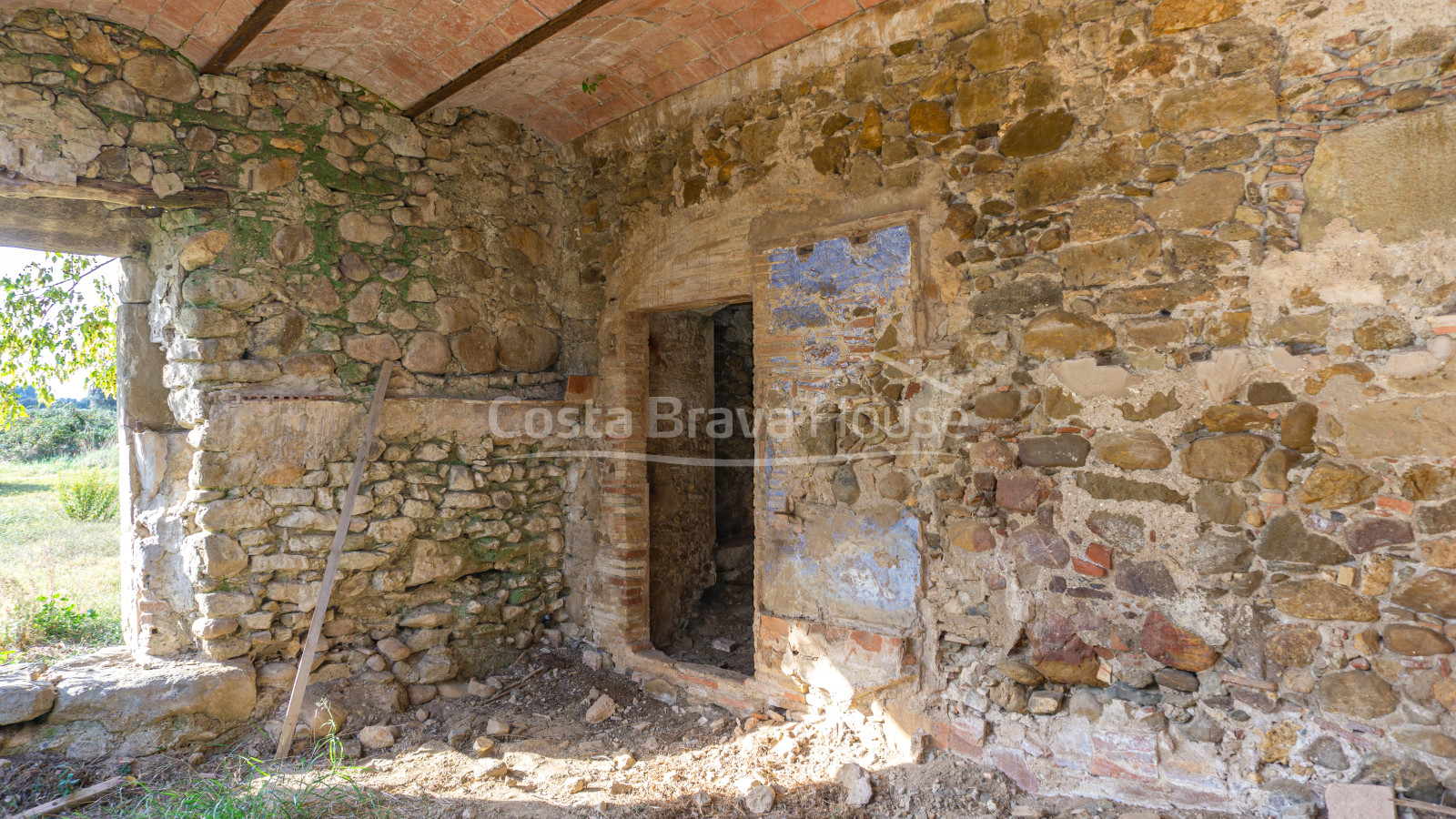 Catalan country house to refurbish for sale in Corçà, with 37.000 m² of land