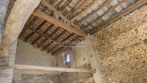 Catalan country house to refurbish for sale in Corçà, with 37.000 m² of land