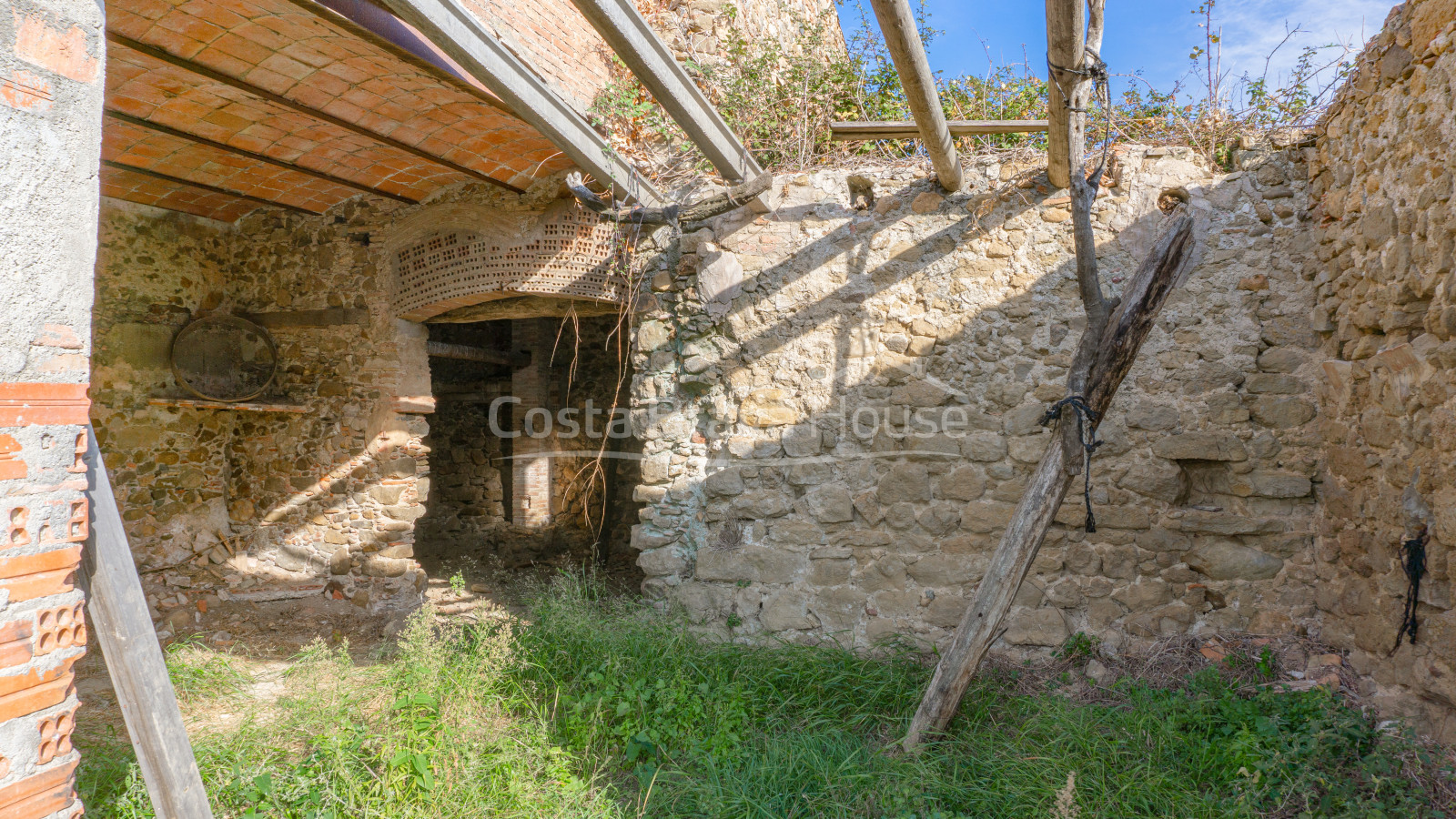 Catalan country house to refurbish for sale in Corçà, with 37.000 m² of land