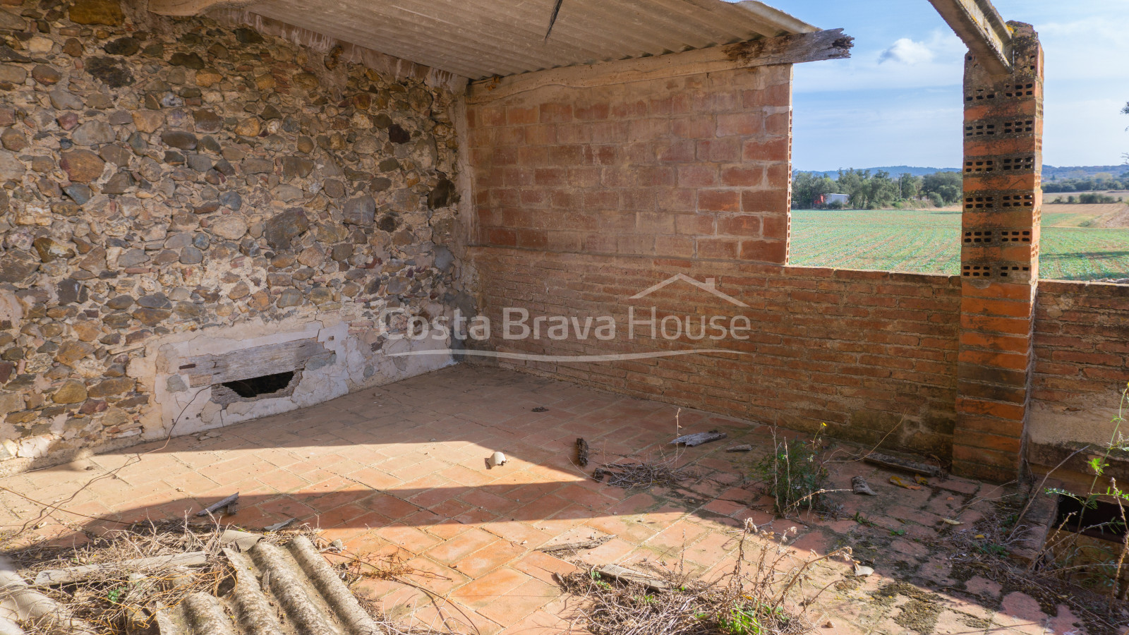 Catalan country house to refurbish for sale in Corçà, with 37.000 m² of land