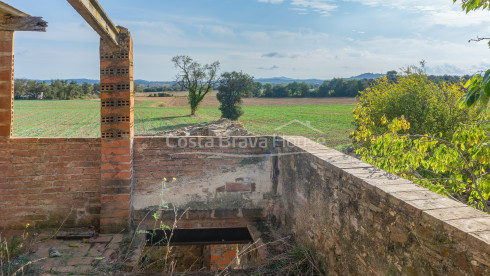 Catalan Mas à réformer à vendre à Corçà, avec 37.000 m² de terrain