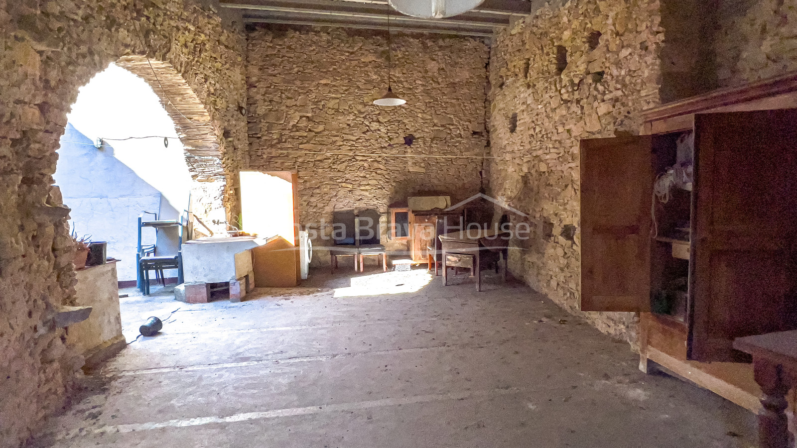Casa de piedra en venta en Gualta, con patio interior y muchas posibilidades de aprovechamiento