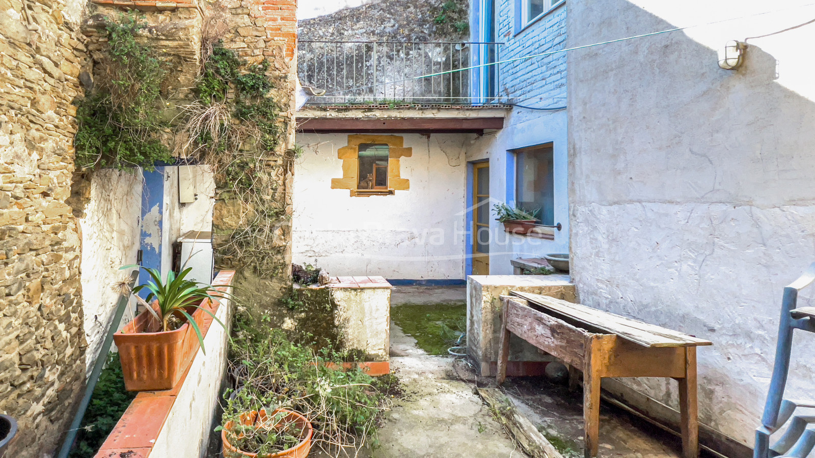 Stone house for sale in Gualta, with interior courtyard and many possibilities for renovation