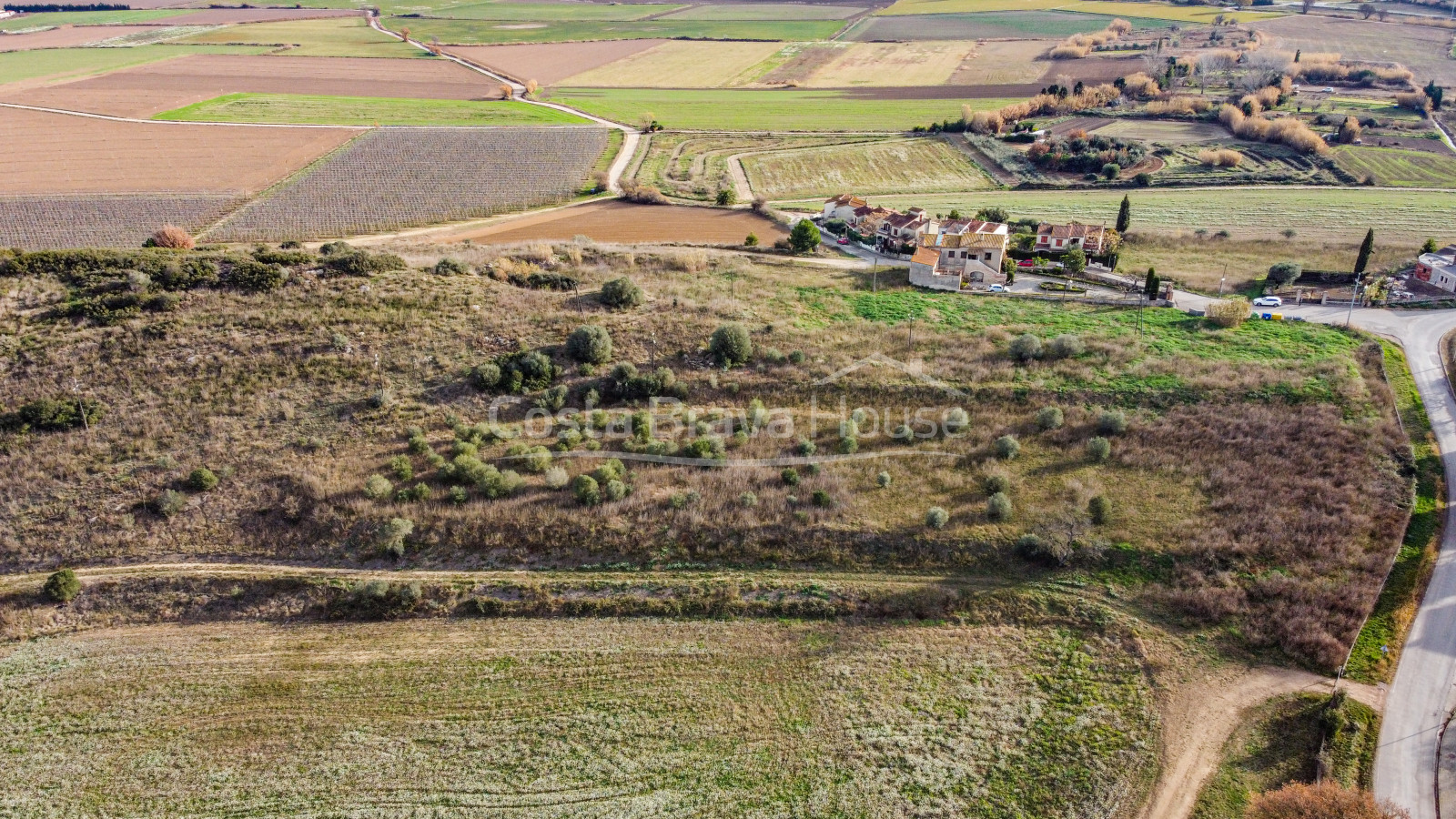 Terreno edificable en venta en Bellcaire d'Empordà con varias opciones de desarrollo