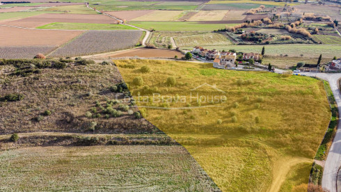 Terreno edificable en venta en Bellcaire d'Empordà con varias opciones de desarrollo