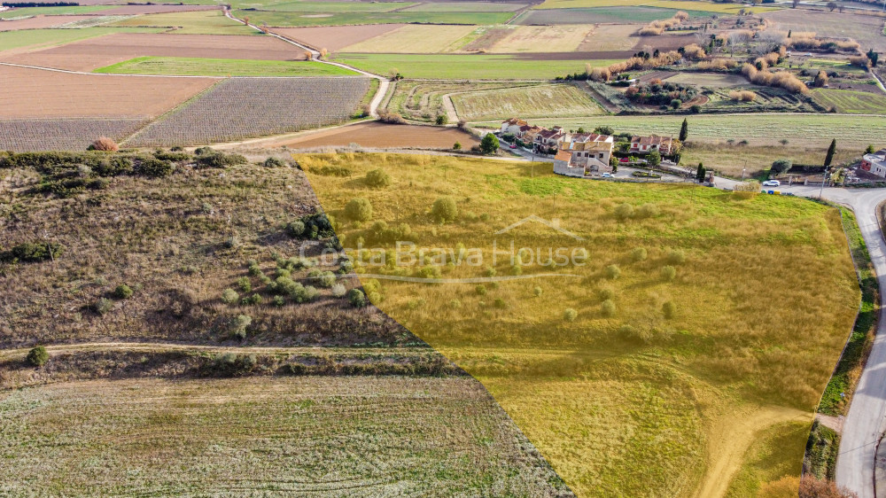 Terreny edificable en venda a Bellcaire d'Empordà amb diverses opcions de desenvolupament