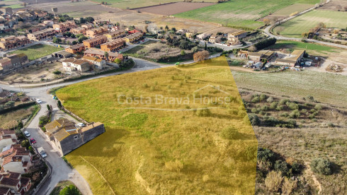 Terreny edificable en venda a Bellcaire d'Empordà amb diverses opcions de desenvolupament