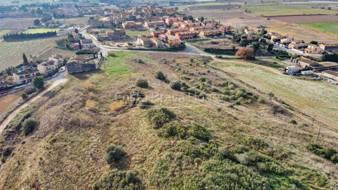 Terreny edificable en venda a Bellcaire d'Empordà amb diverses opcions de desenvolupament