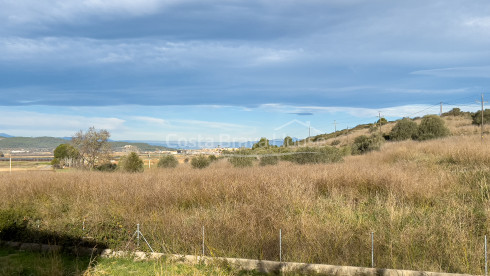Terreno edificable en venta en Bellcaire d'Empordà con varias opciones de desarrollo