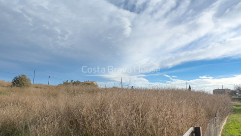 Terreno edificable en venta en Bellcaire d'Empordà con varias opciones de desarrollo