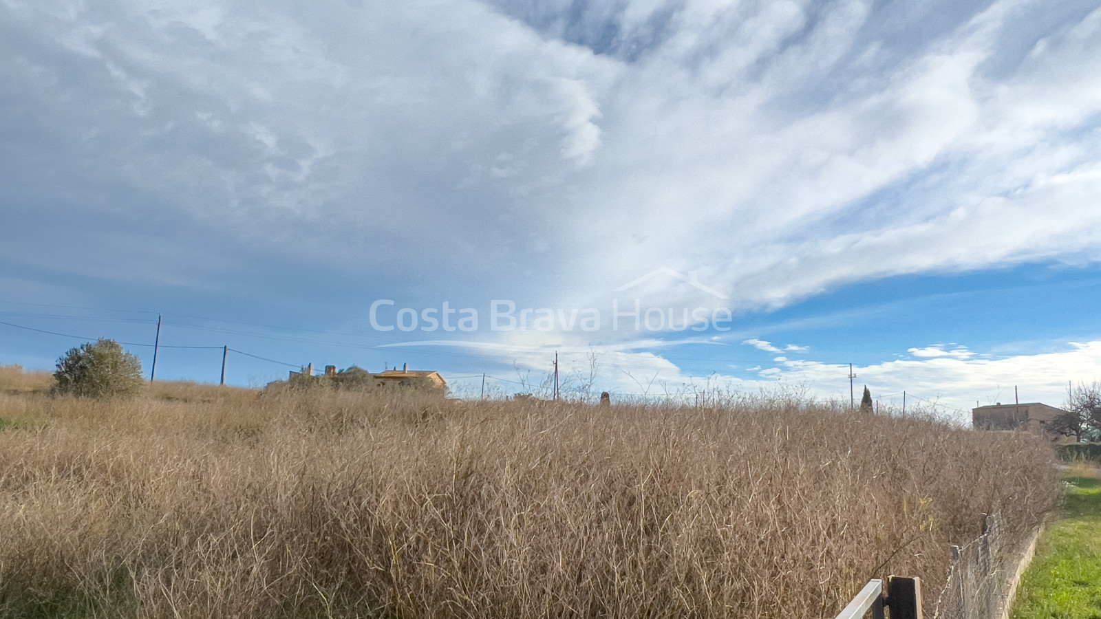 Terreny edificable en venda a Bellcaire d'Empordà amb diverses opcions de desenvolupament