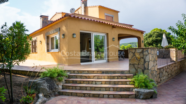 Casa amb piscina i jardí en venda a Tamariu, a només 1 km de la platja, en parcel·la de 1600 m².