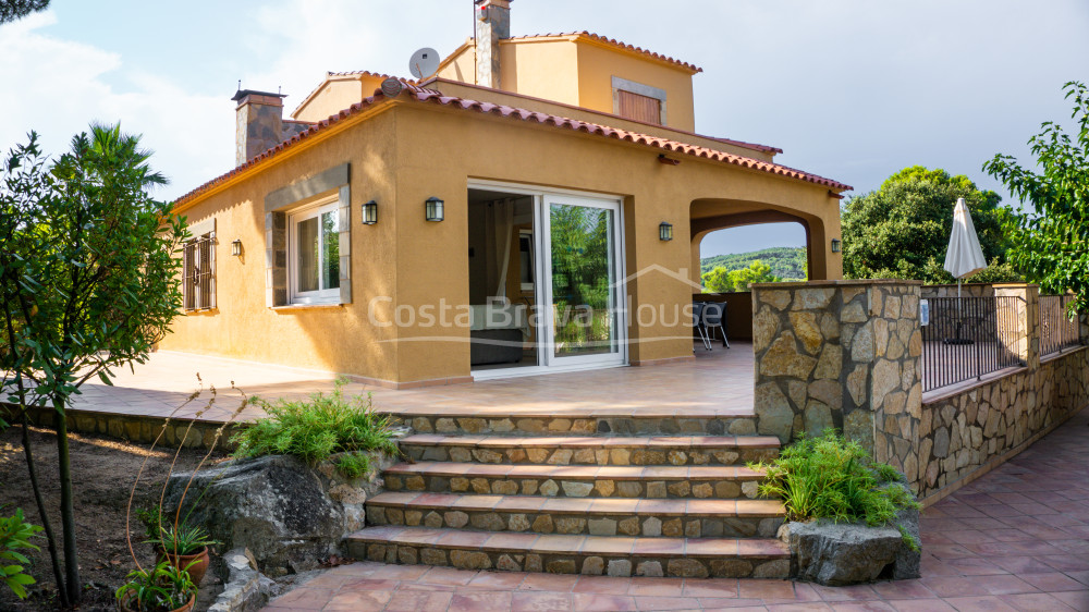 Maison avec piscine et jardin à vendre à Tamariu, à 1 km de la plage, sur un terrain de 1600 m².