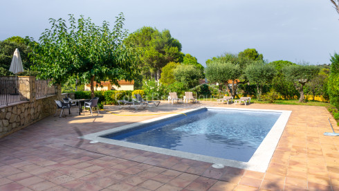 Casa con piscina y jardín en venta en Tamariu, a solamente 1 km de la playa, en parcela de 1600 m².