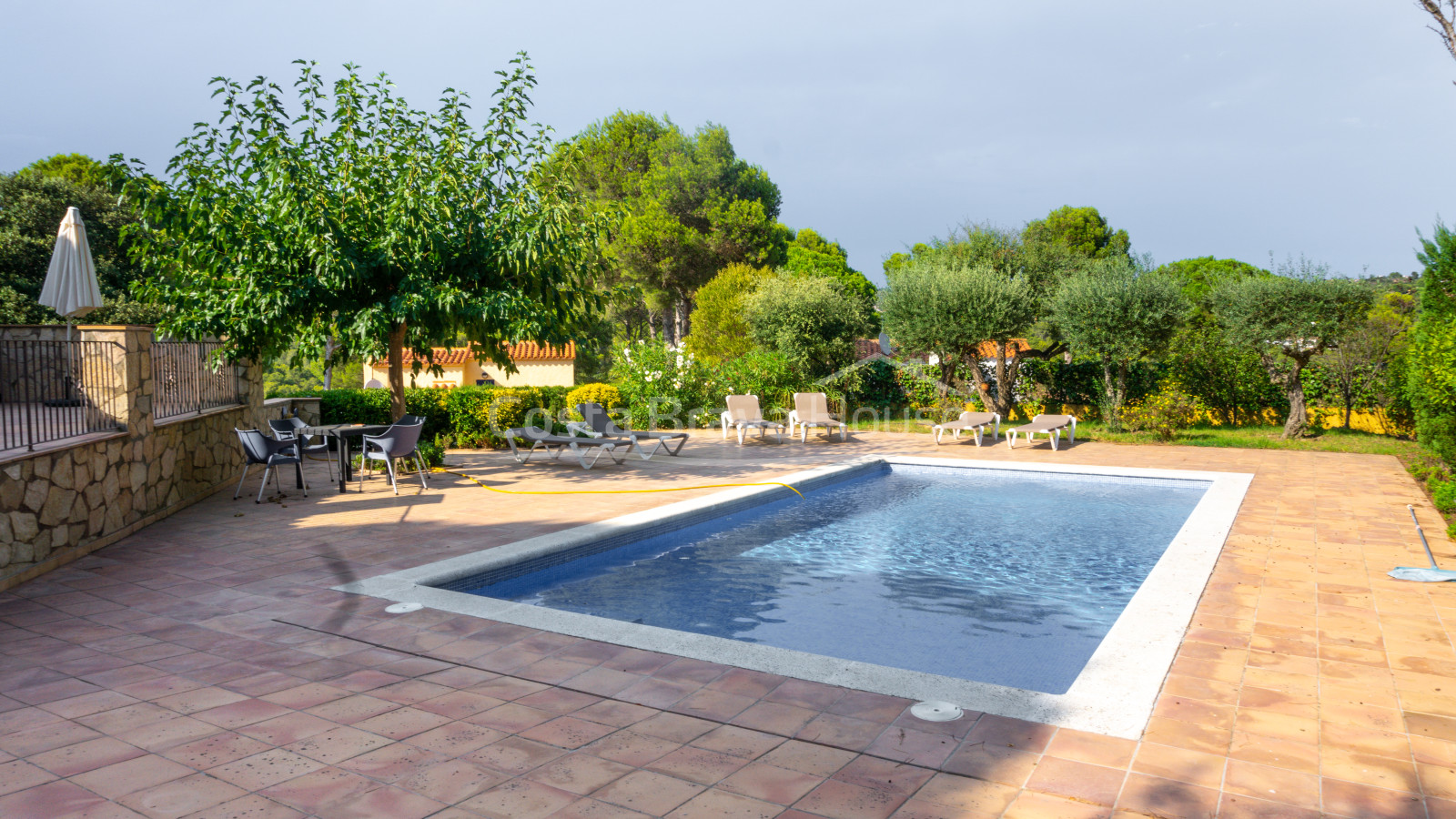 Casa amb piscina i jardí en venda a Tamariu, a només 1 km de la platja, en parcel·la de 1600 m².