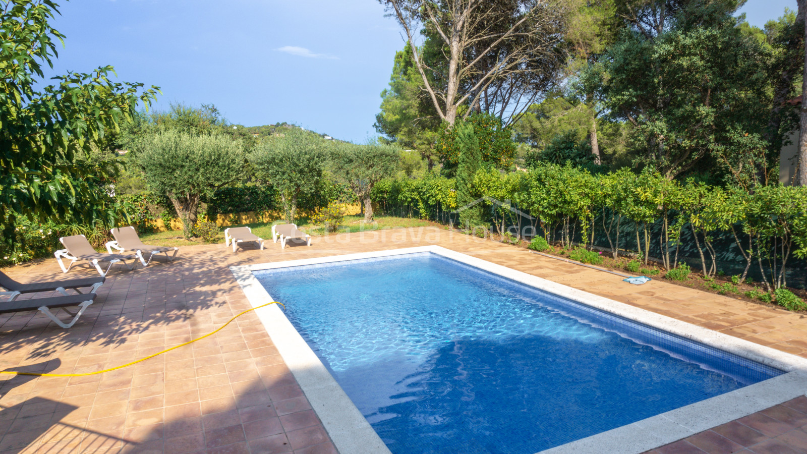 Casa amb piscina i jardí en venda a Tamariu, a només 1 km de la platja, en parcel·la de 1600 m².