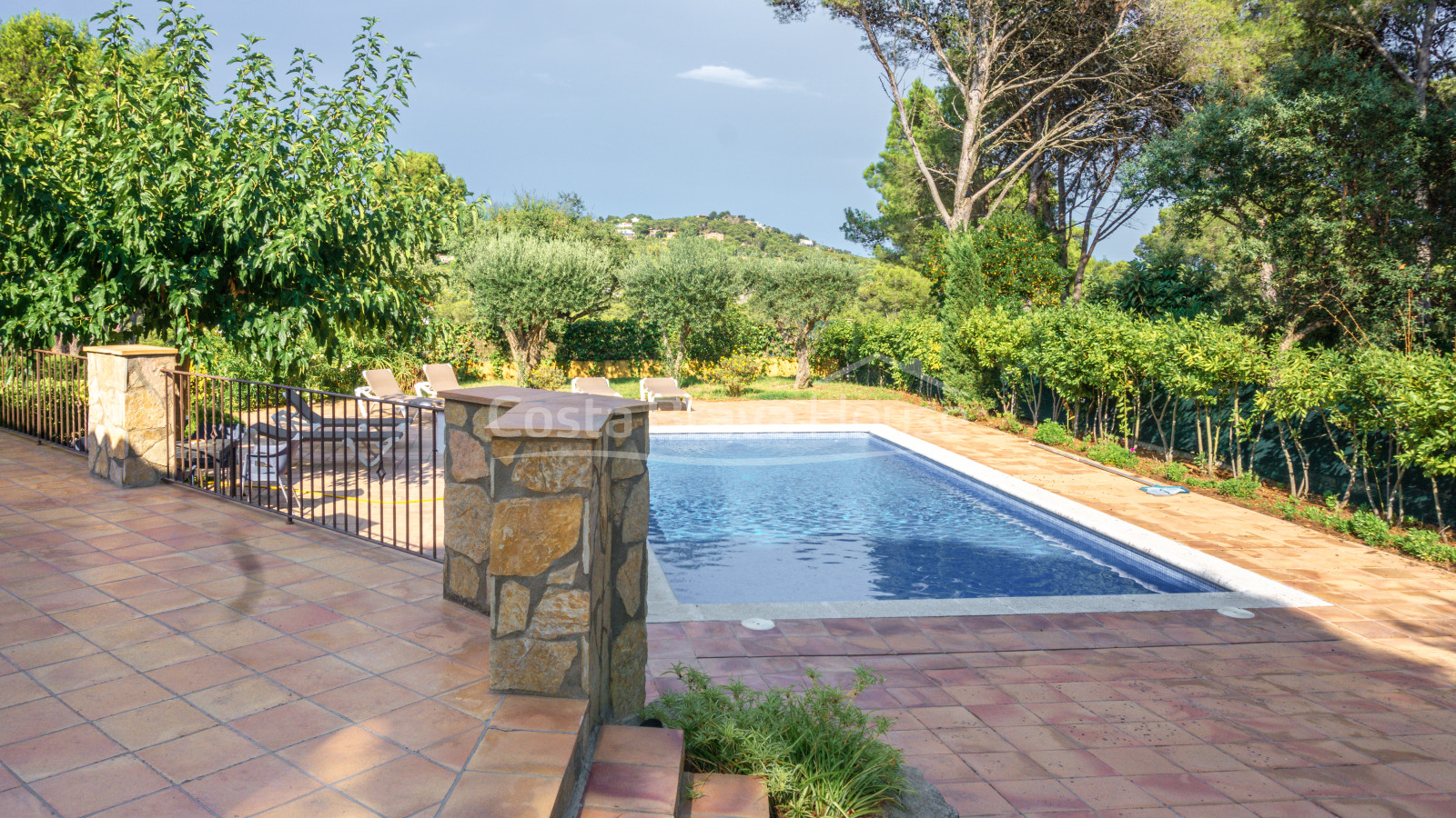 Casa amb piscina i jardí en venda a Tamariu, a només 1 km de la platja, en parcel·la de 1600 m².