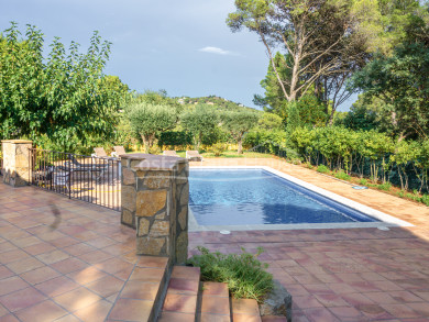 Casa amb piscina i jardí en venda a Tamariu, a només 1 km de la platja, en parcel·la de 1600 m².