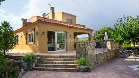 Casa amb piscina i jardí en venda a Tamariu, a només 1 km de la platja, en parcel·la de 1600 m².