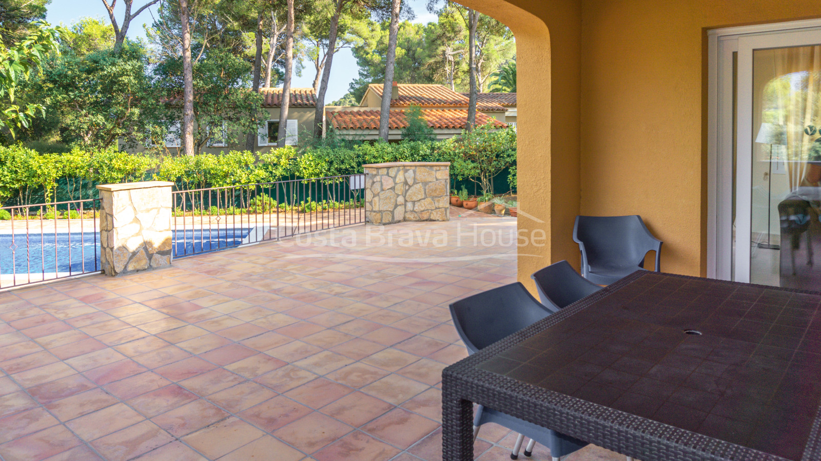 Casa amb piscina i jardí en venda a Tamariu, a només 1 km de la platja, en parcel·la de 1600 m².