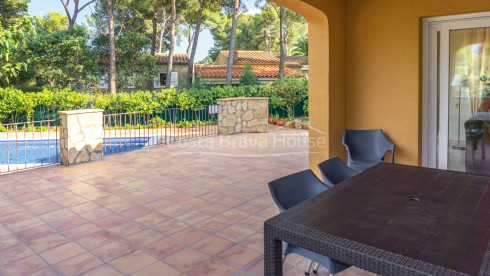 Maison avec piscine et jardin à vendre à Tamariu, à 1 km de la plage, sur un terrain de 1600 m².