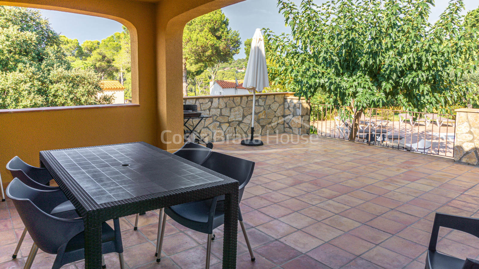 Casa amb piscina i jardí en venda a Tamariu, a només 1 km de la platja, en parcel·la de 1600 m².