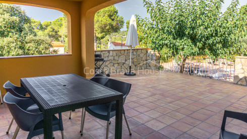 Casa amb piscina i jardí en venda a Tamariu, a només 1 km de la platja, en parcel·la de 1600 m².