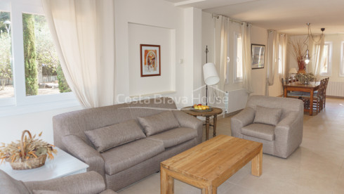 Huis met zwembad en tuin te koop in Tamariu, op slechts 1 km van het strand, op een perceel van 1600 m²