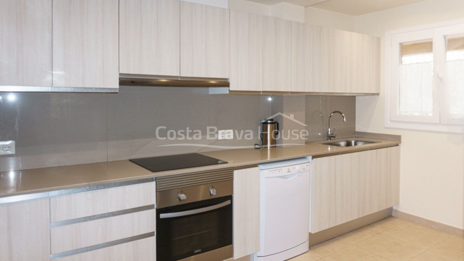 Casa con piscina y jardín en venta en Tamariu, a solamente 1 km de la playa, en parcela de 1600 m².