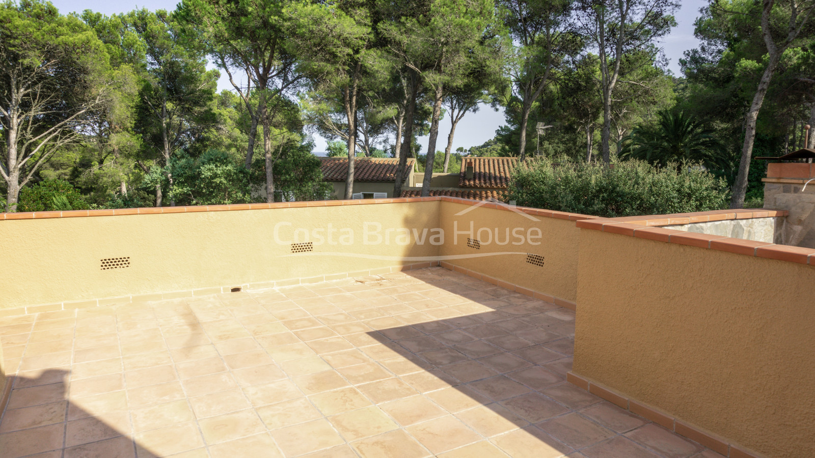 Casa amb piscina i jardí en venda a Tamariu, a només 1 km de la platja, en parcel·la de 1600 m².