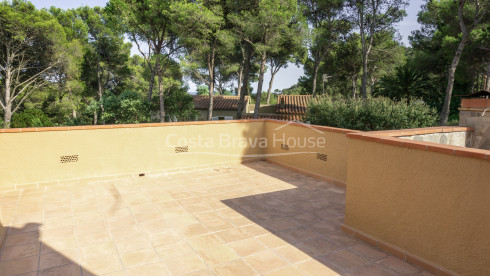 House with pool and garden for sale in Tamariu, just 1 km from the beach, on a 1600 m² plot