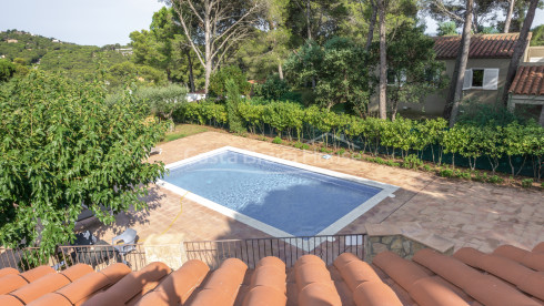 Casa amb piscina i jardí en venda a Tamariu, a només 1 km de la platja, en parcel·la de 1600 m².