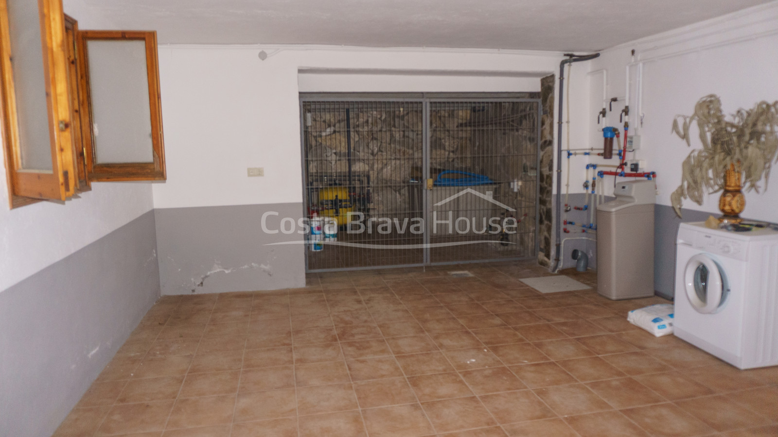 House with pool and garden for sale in Tamariu, just 1 km from the beach, on a 1600 m² plot